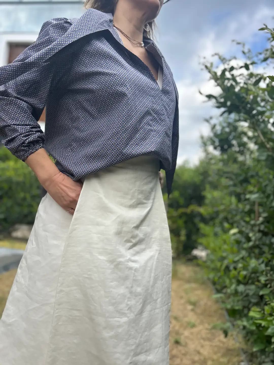 Derin v yakalı, yakası bağlamalı poplin gömlek